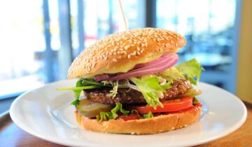Frischer Burger im Lokal "Am KAI 334"