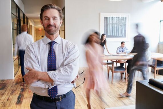 Menschen laufen durch ein Büro
