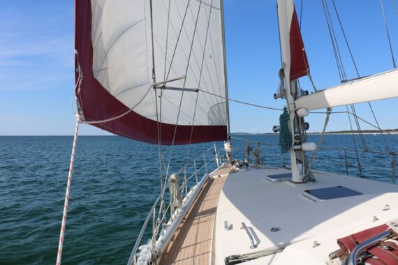 Mit gesetzten Segeln über die Ostsee an Bord der Segelyacht "Filia Maris"