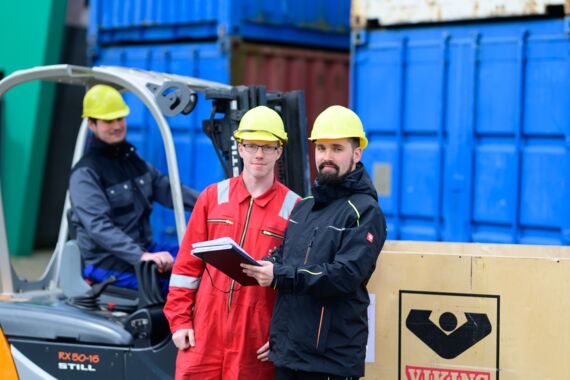 zwei Logistik Arbeiter draußen bei der Arbeit