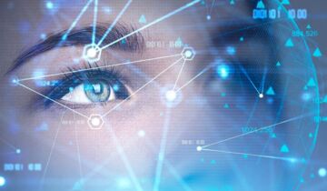 Frau blickt in die digitale Zukunft