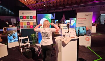 Mitarbeiterin des AFZ Rostock am Messestand der Digitalmesse NØRD