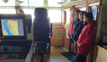 Interessierte besichtigen ein Schiff