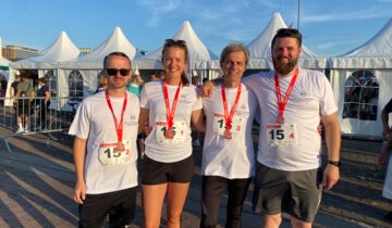 Eine Läuferin und drei Läufer beim Firmenlauf