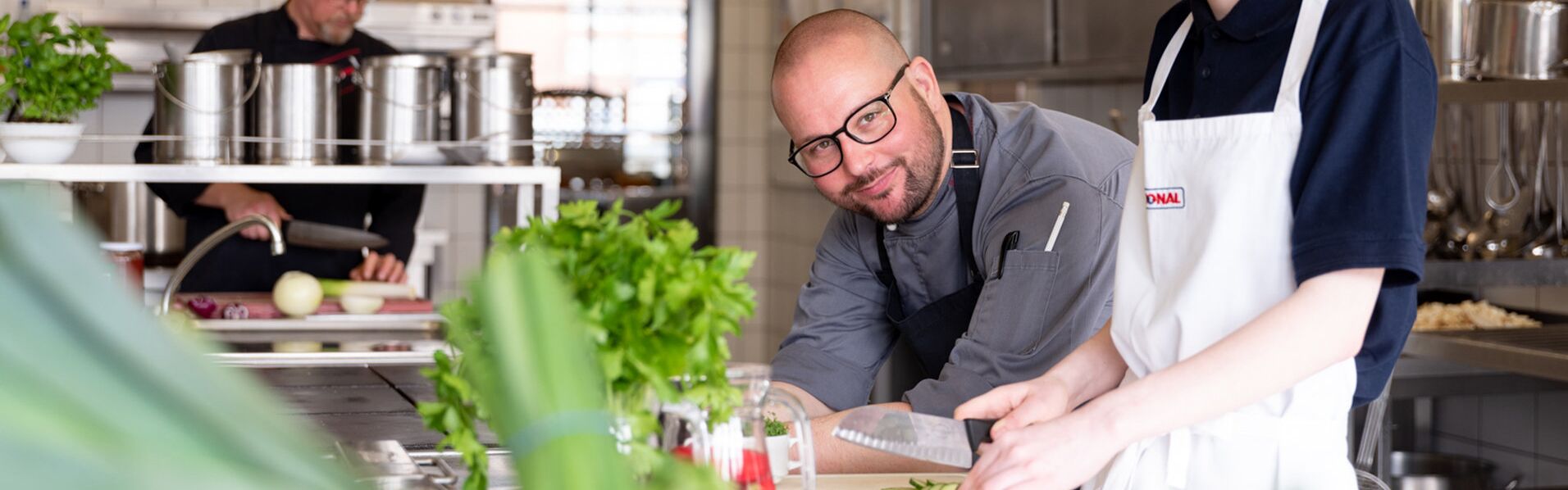 Koch in der Restaurantküche bei den Vorbereitungen