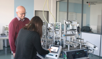 Dozent erklärt Frau Steuerungstechnik