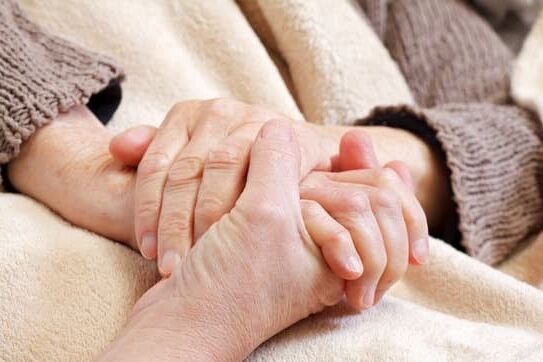 eine Hand liegt in der anderen