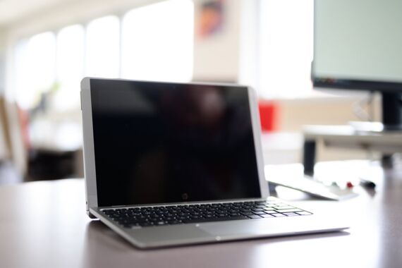 Laptop steht auf einem Schreibtisch