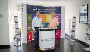 Mann und Frau am AFZ-Stand