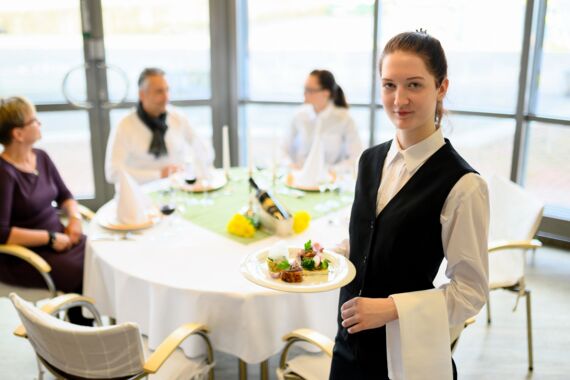 Frau serviert Essen