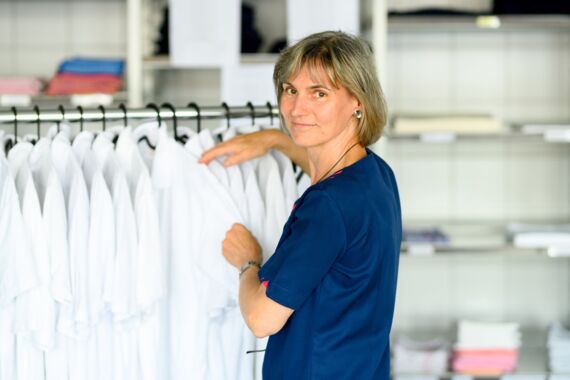Frau in der Hauswirtschaft beim Wäsche aufhängen