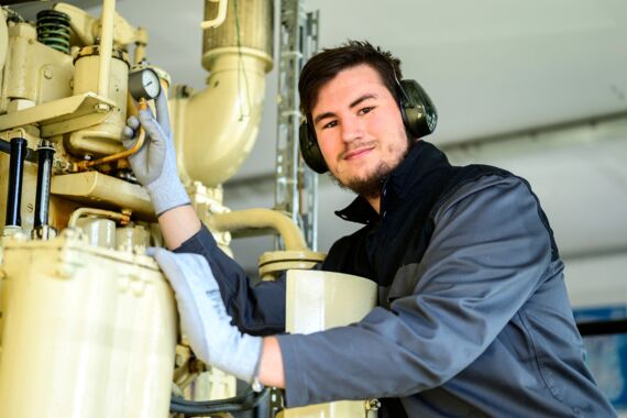 angehender Schiffsmechaniker bei der Arbeit