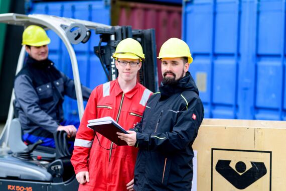 zwei Logistiker draußen bei der Arbeit
