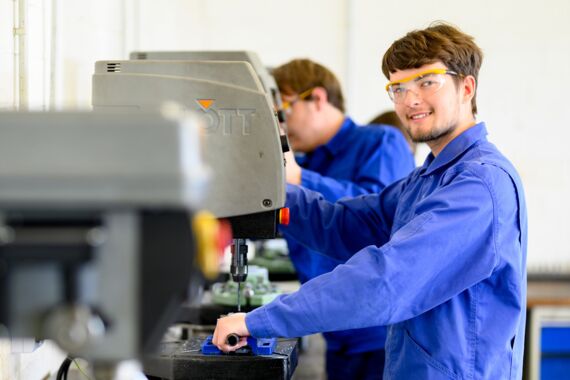Auszubildender zum Schiffsmechaniker in der Metallbearbeitung