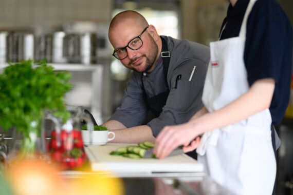 Koch bei der Arbeit