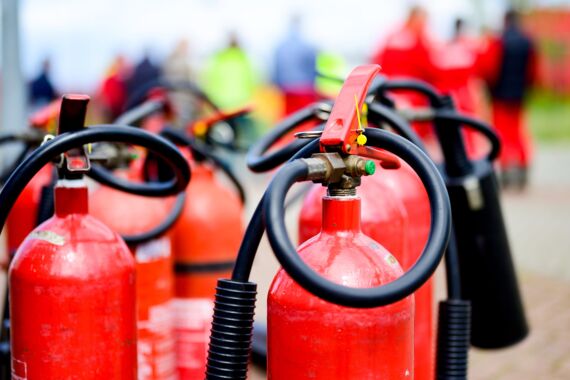 Rote Feuerlöscher für fortschrittliche Brandbekämpfung