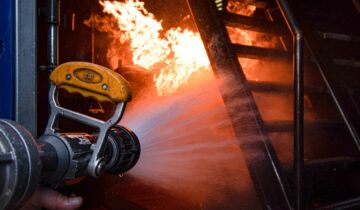 Mann löscht ein Feuer