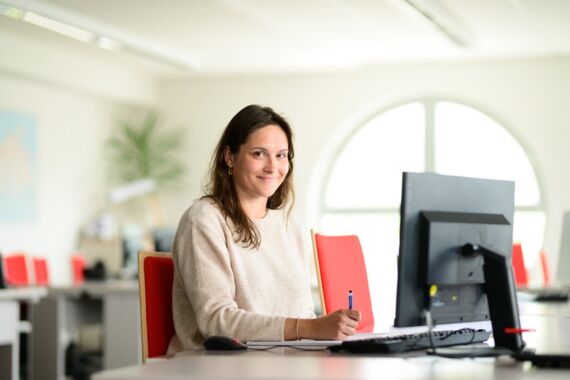 junge Frau nimmt am Seminar 