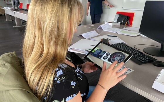 Teilnehmerin testet neue Trends und Technologien am Tablet aus