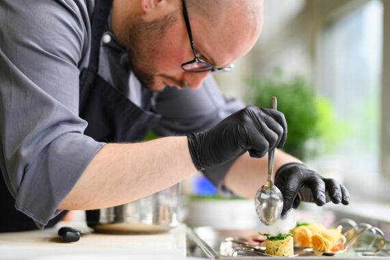 Koch bei den Buffet Vorbereitungen