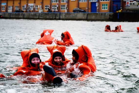 Sicherheitsübung im Wasser