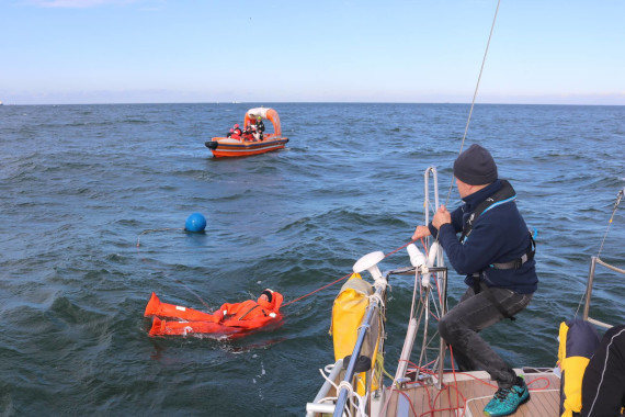 Sicherheitstraining an Bord eines Segelbootes
